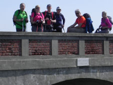 Il gruppo sul ponte di Roncarolo che supera il Canale Cavour, in cammino tra le risaie verso San Germano Vercellese (28219 bytes)